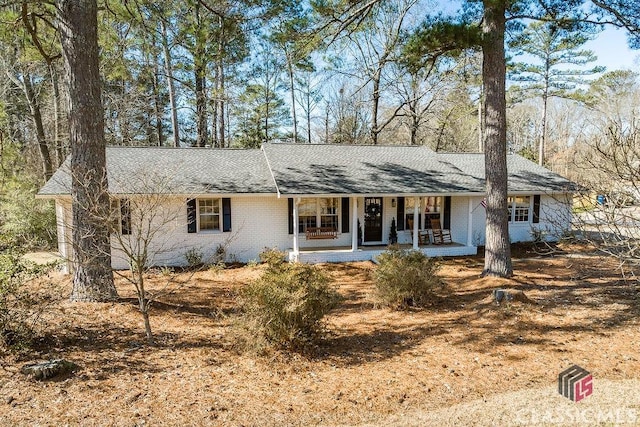 ranch-style home with a porch