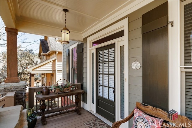 property entrance featuring a porch