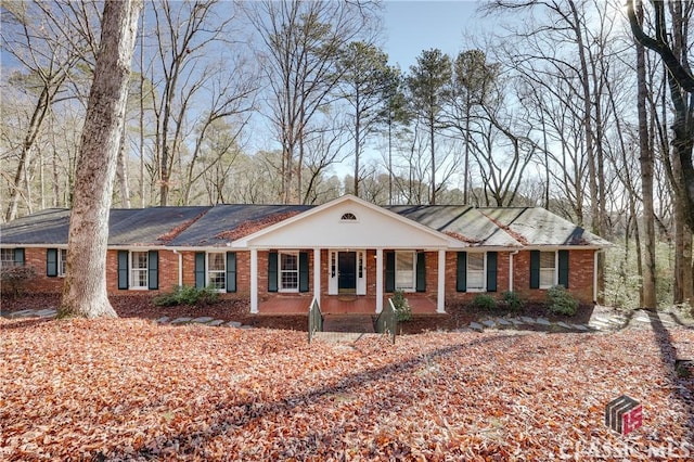 ranch-style home featuring a porch