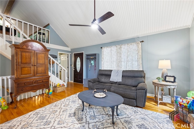 living room featuring crown molding, lofted ceiling, hardwood / wood-style floors, and ceiling fan