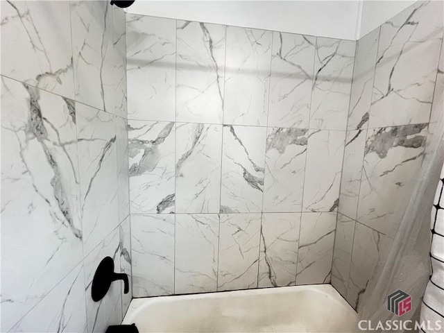 bathroom featuring tiled shower / bath combo