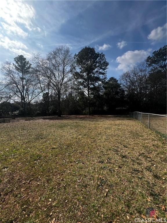 view of yard featuring a rural view