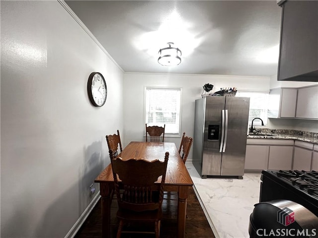 dining area with sink and crown molding