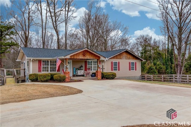 ranch-style house with a porch