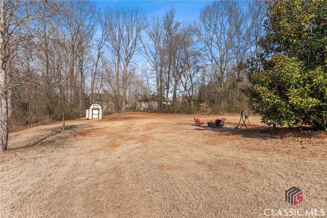 view of yard featuring a storage unit