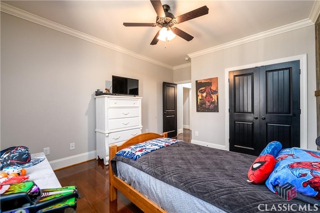 bedroom featuring dark hardwood / wood-style flooring, crown molding, a closet, and ceiling fan