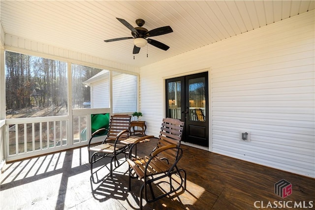 sunroom with ceiling fan