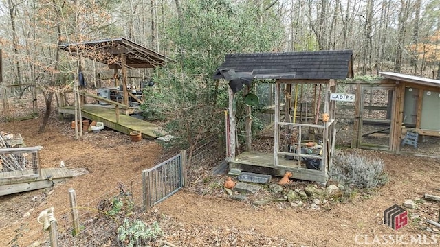view of yard featuring an outbuilding