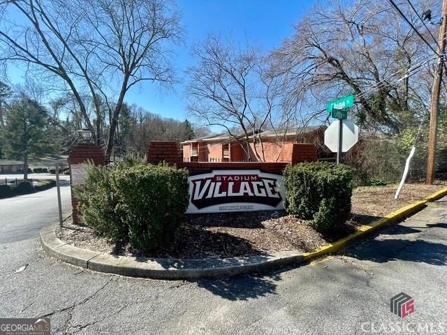 view of community / neighborhood sign