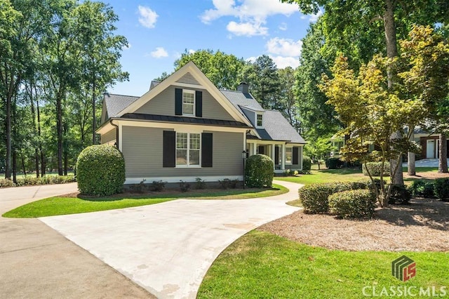 view of front of house featuring a front lawn