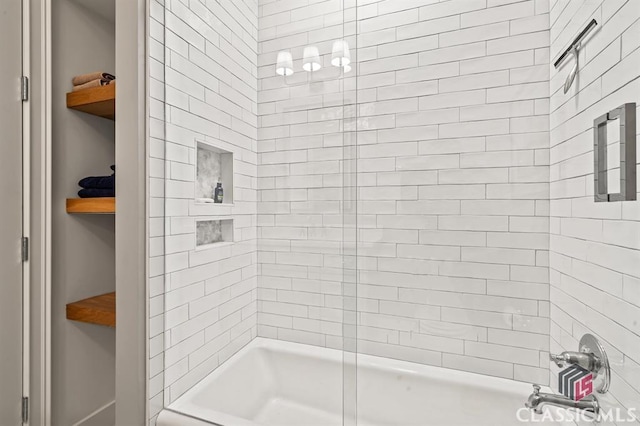 bathroom featuring tiled shower / bath combo