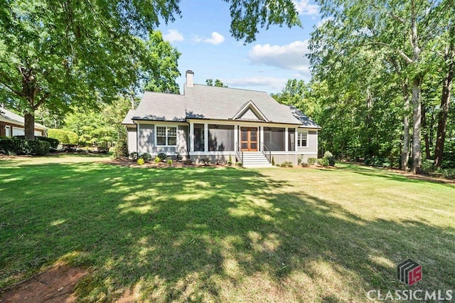 view of front facade with a front lawn