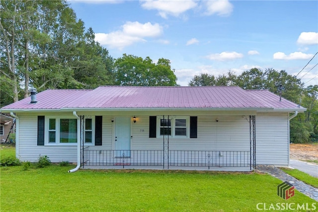 single story home featuring a porch and a front yard