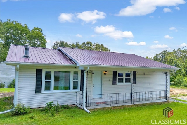 single story home featuring a front yard