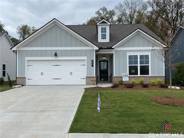 craftsman house with a garage and a front lawn