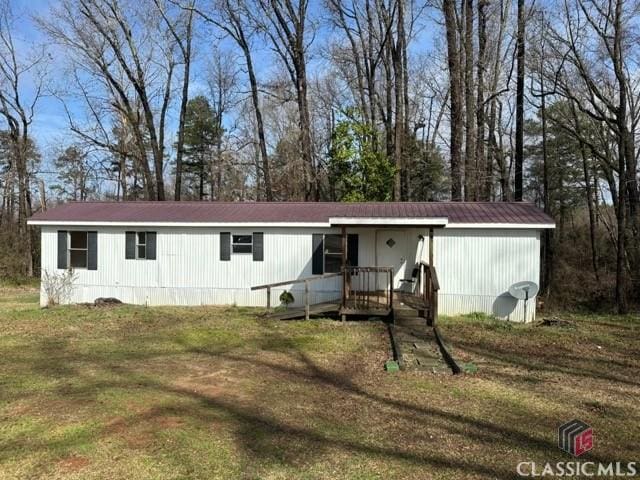 manufactured / mobile home with a front yard