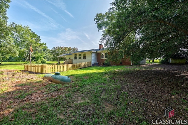 view of front of house featuring a front yard