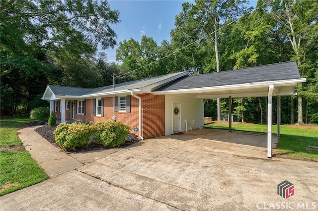 view of front of home with a front lawn and a carport