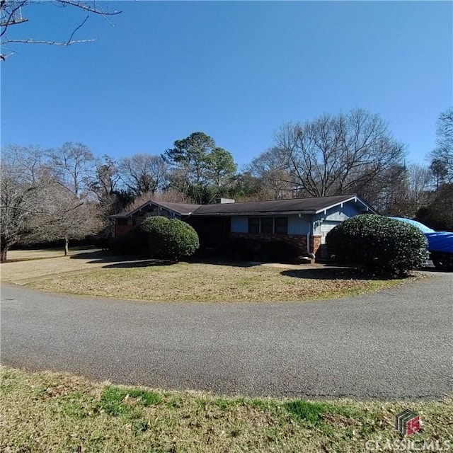 exterior space featuring a front yard