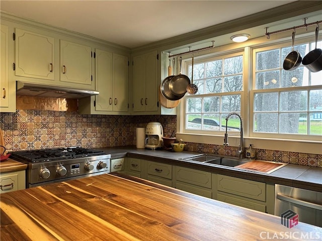 kitchen with sink, backsplash, and stove