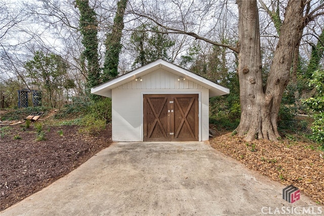 view of outbuilding featuring an outbuilding and driveway