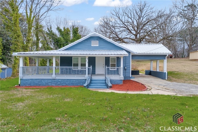 country-style home featuring covered porch, driveway, and a front lawn