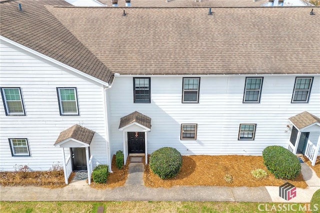 view of front of property featuring a shingled roof