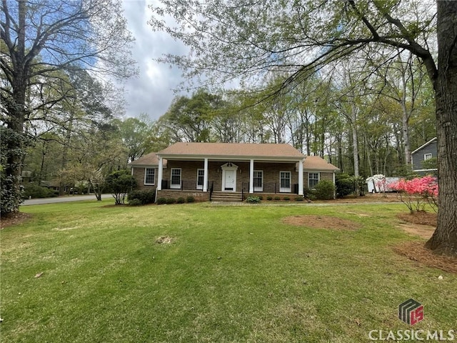 ranch-style house featuring a front lawn
