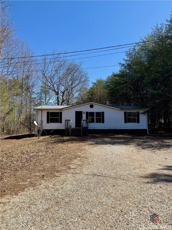 view of front facade featuring dirt driveway