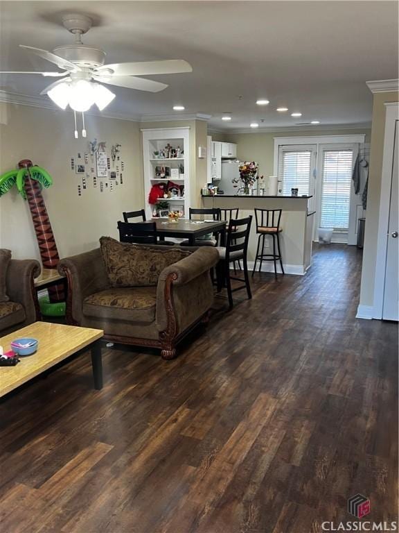 living room featuring ceiling fan, recessed lighting, dark wood-style flooring, baseboards, and crown molding
