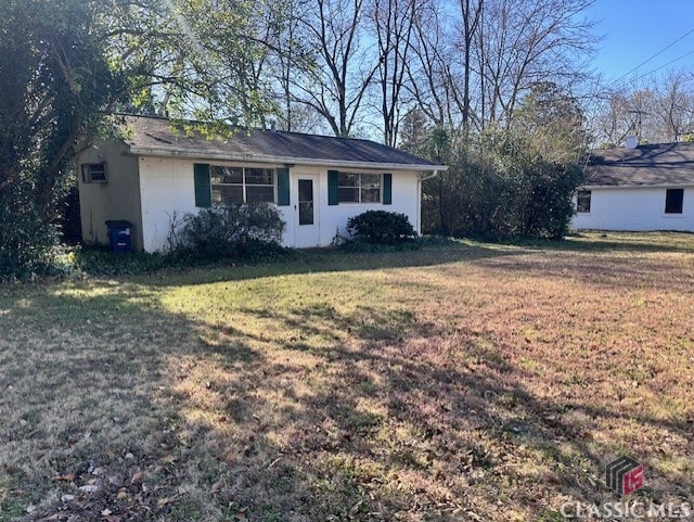 ranch-style house with a front yard