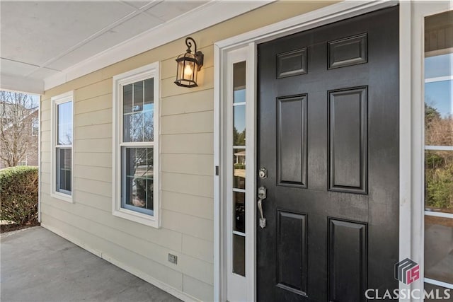 entrance to property featuring a porch