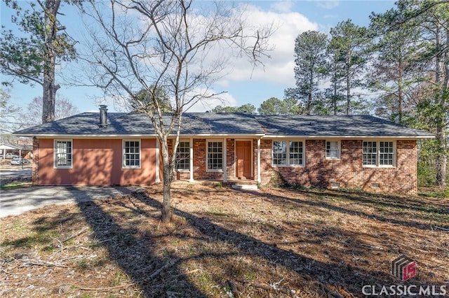 ranch-style home with crawl space and brick siding