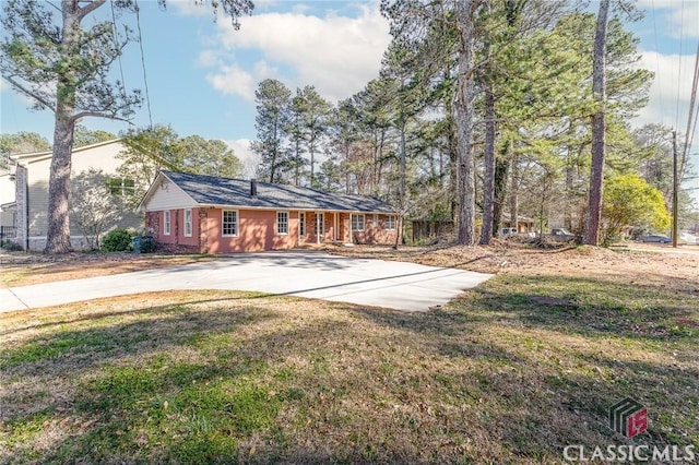 view of front of property featuring driveway and a front lawn