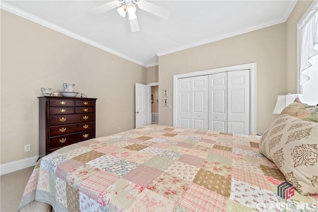bedroom with a closet, ornamental molding, carpet, and a ceiling fan
