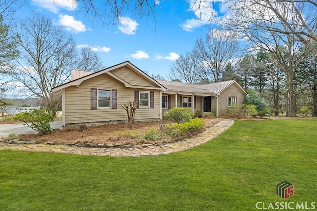 ranch-style house featuring a front yard