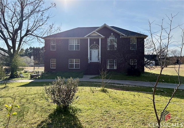 bi-level home featuring a front lawn