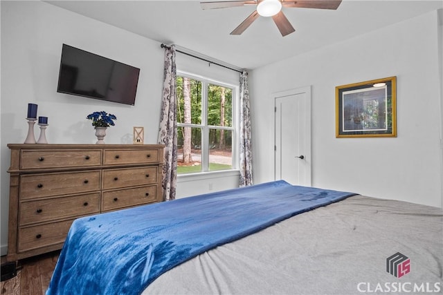 bedroom featuring dark wood-type flooring and a ceiling fan