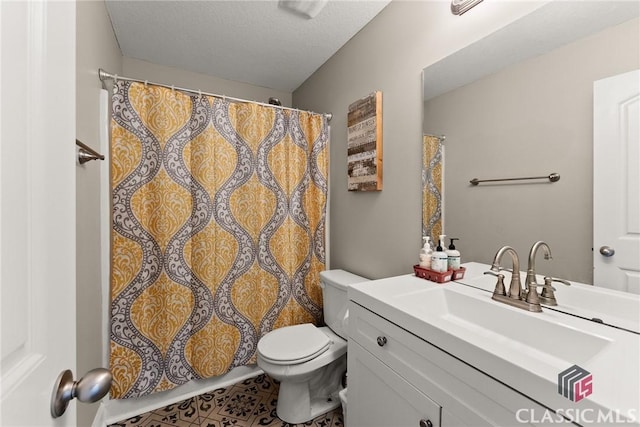 full bathroom with a textured ceiling, vanity, toilet, and a shower with curtain