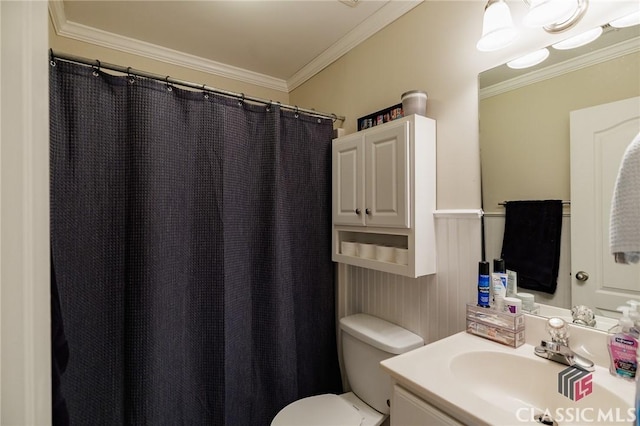 full bathroom with curtained shower, crown molding, vanity, and toilet