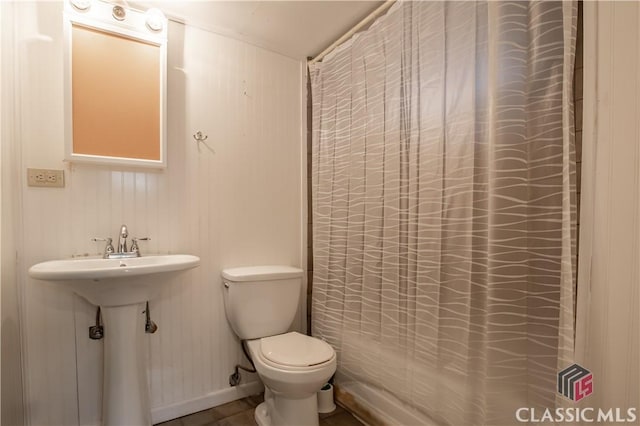 full bath with baseboards, a sink, and toilet