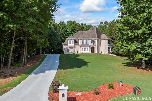 view of front of home with driveway and a front yard