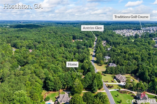 birds eye view of property featuring a forest view