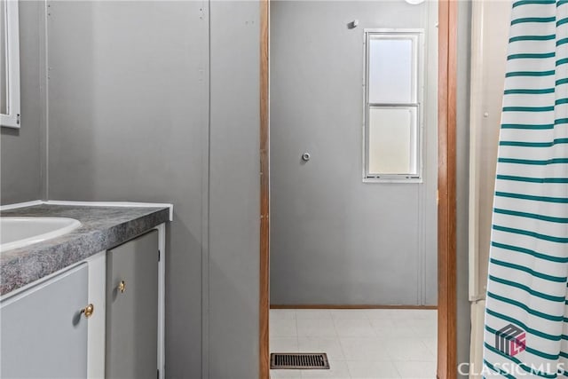 full bathroom with visible vents, vanity, and a shower with shower curtain