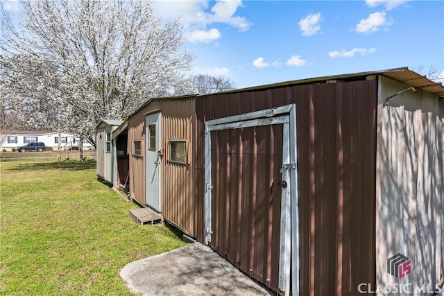 view of outdoor structure featuring an outbuilding