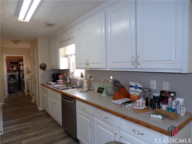 kitchen with visible vents, a sink, white cabinets, dishwasher, and washing machine and clothes dryer