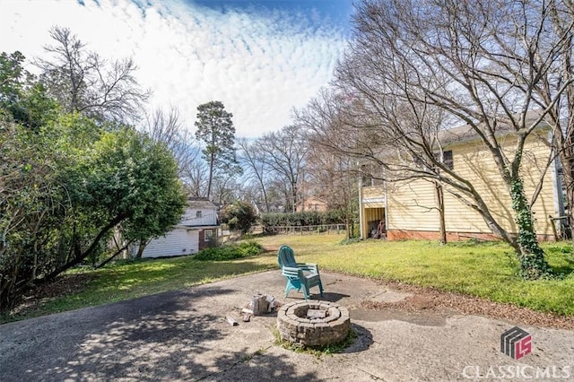 view of yard with a fire pit