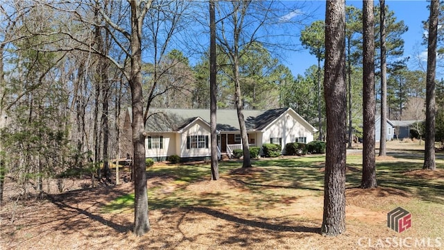 view of front of home featuring a front yard