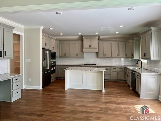 kitchen featuring appliances with stainless steel finishes, dark wood-type flooring, gray cabinetry, and a sink