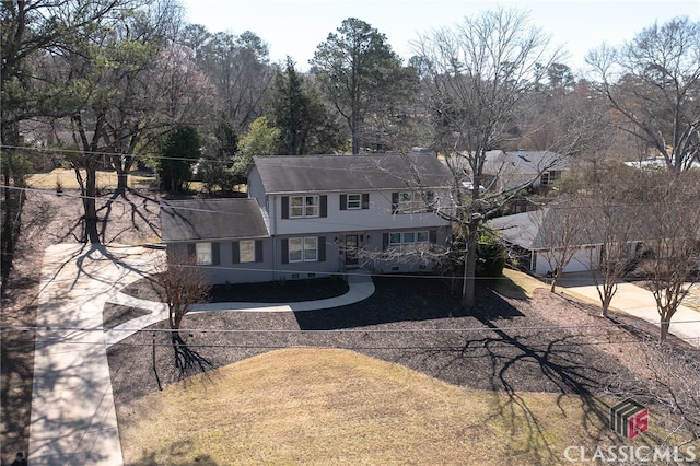 view of front of house featuring a front yard, driveway, and a shingled roof